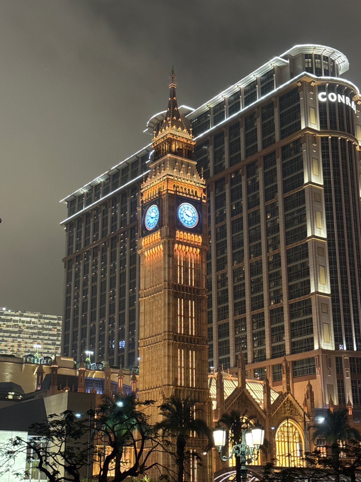 Visitor documents ornate Macao building interior over 11 minutes