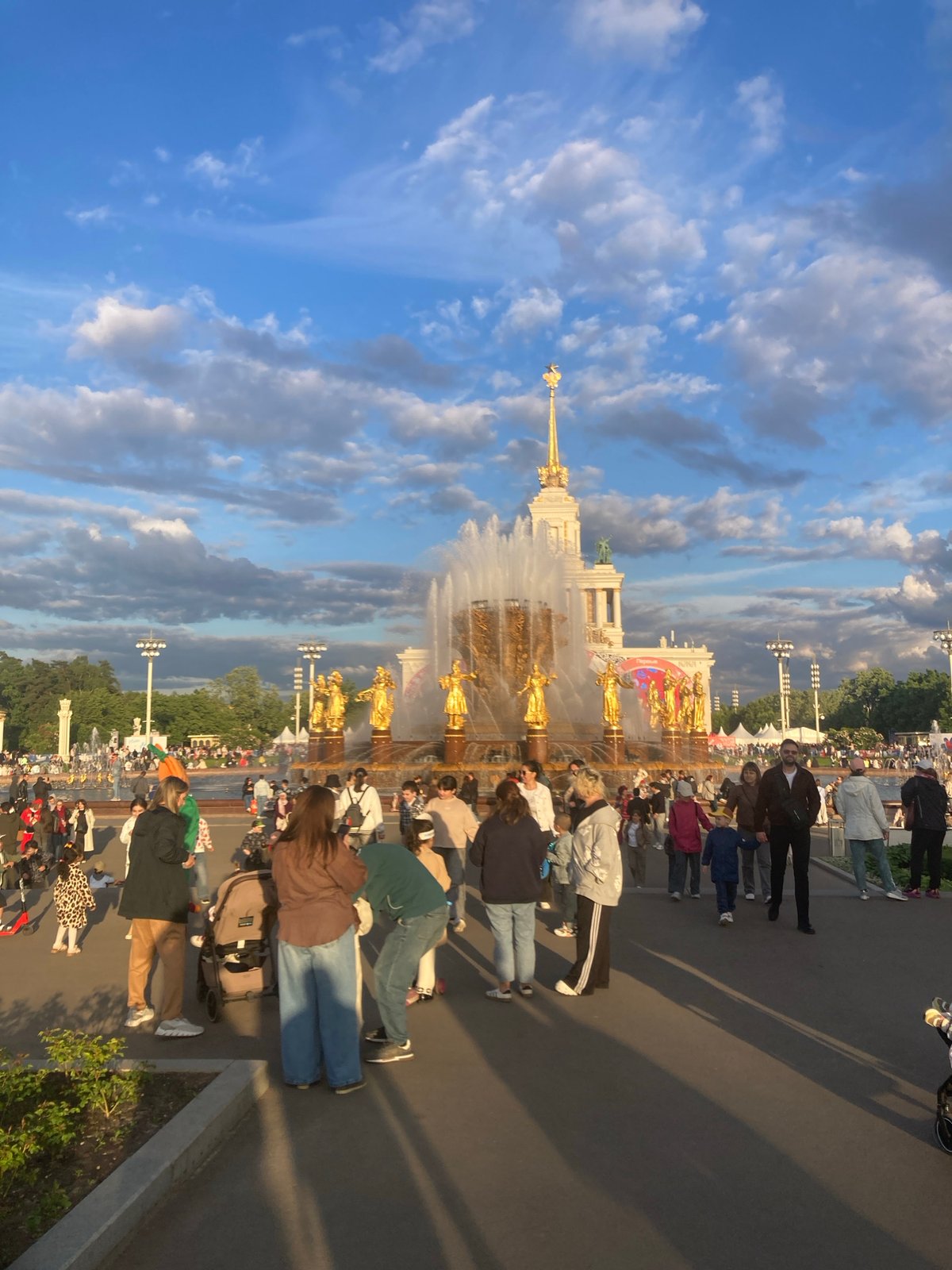 Large outdoor concert draws crowds to Moscow's VDNKh complex
