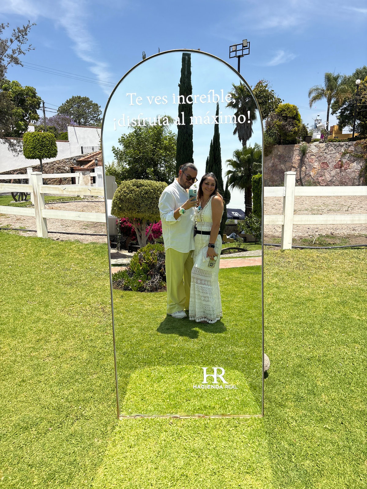 Couple captured in outdoor mirror reflection at El Oasis Valsequillo