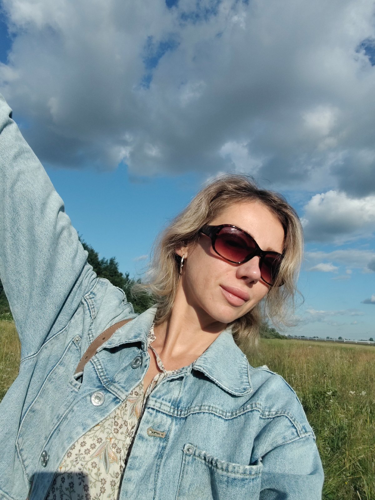Sunny afternoon in a Sestroretsk field, selfie and landscape