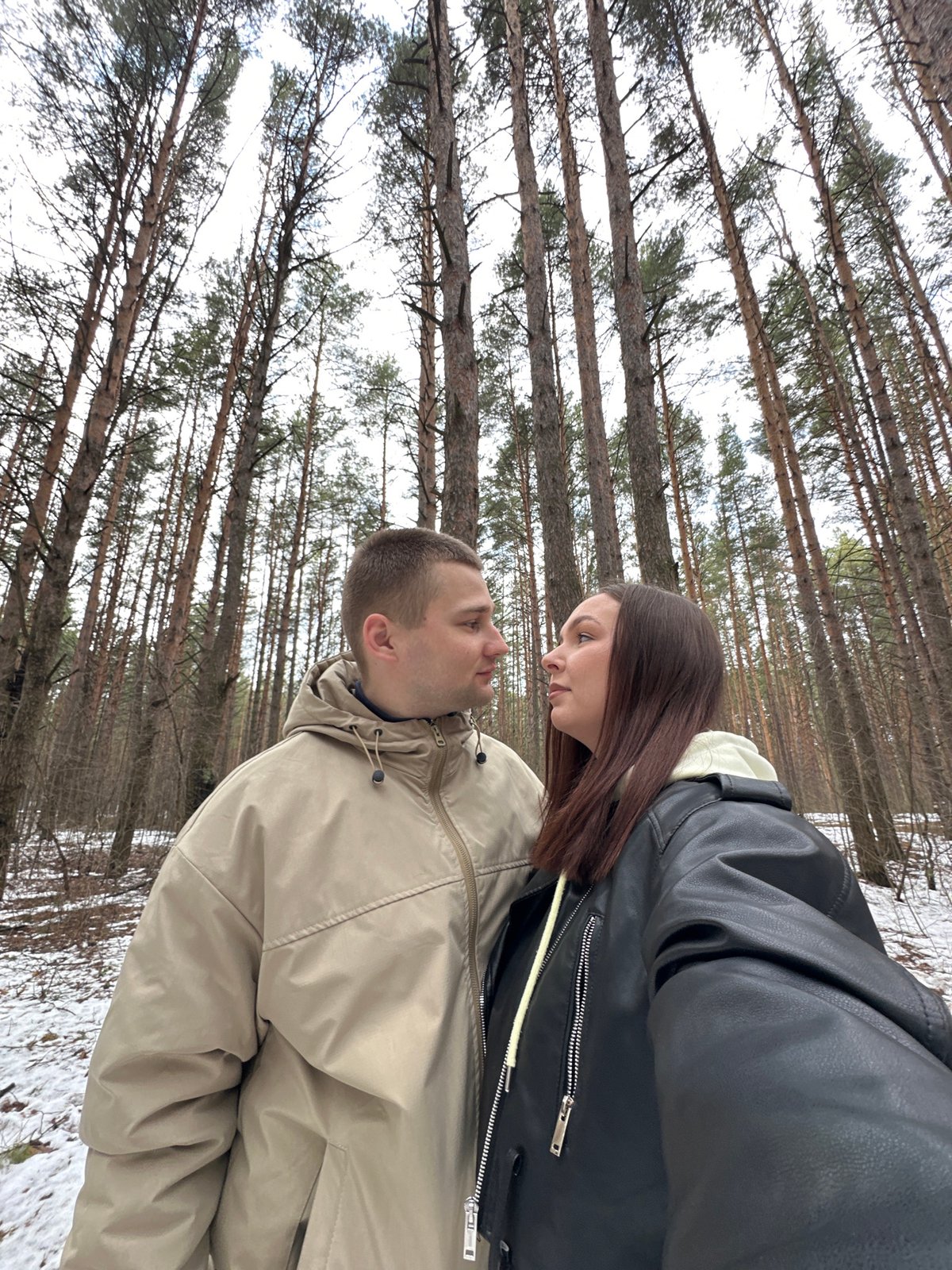 Couple's forest photo session documented in Chaikovsky, Russia