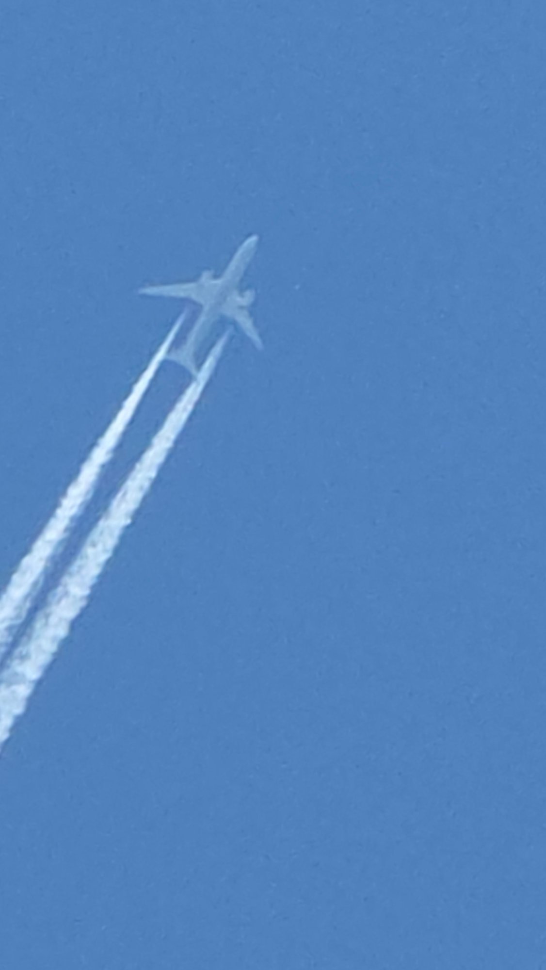 Aircraft spotted flying over Gabrovo, Bulgaria leaving contrails