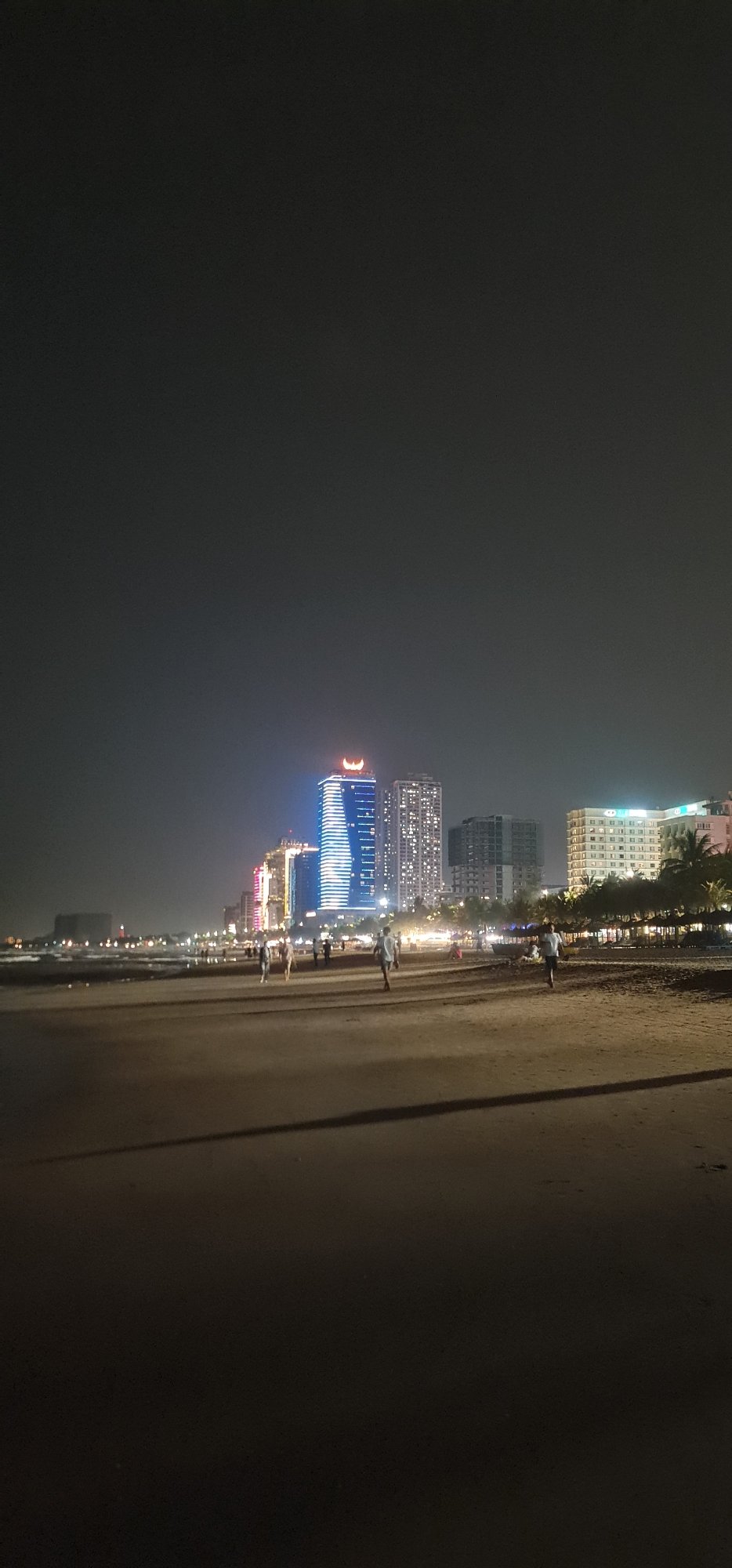 Nighttime beach scene observed in Đà Nẵng, Vietnam