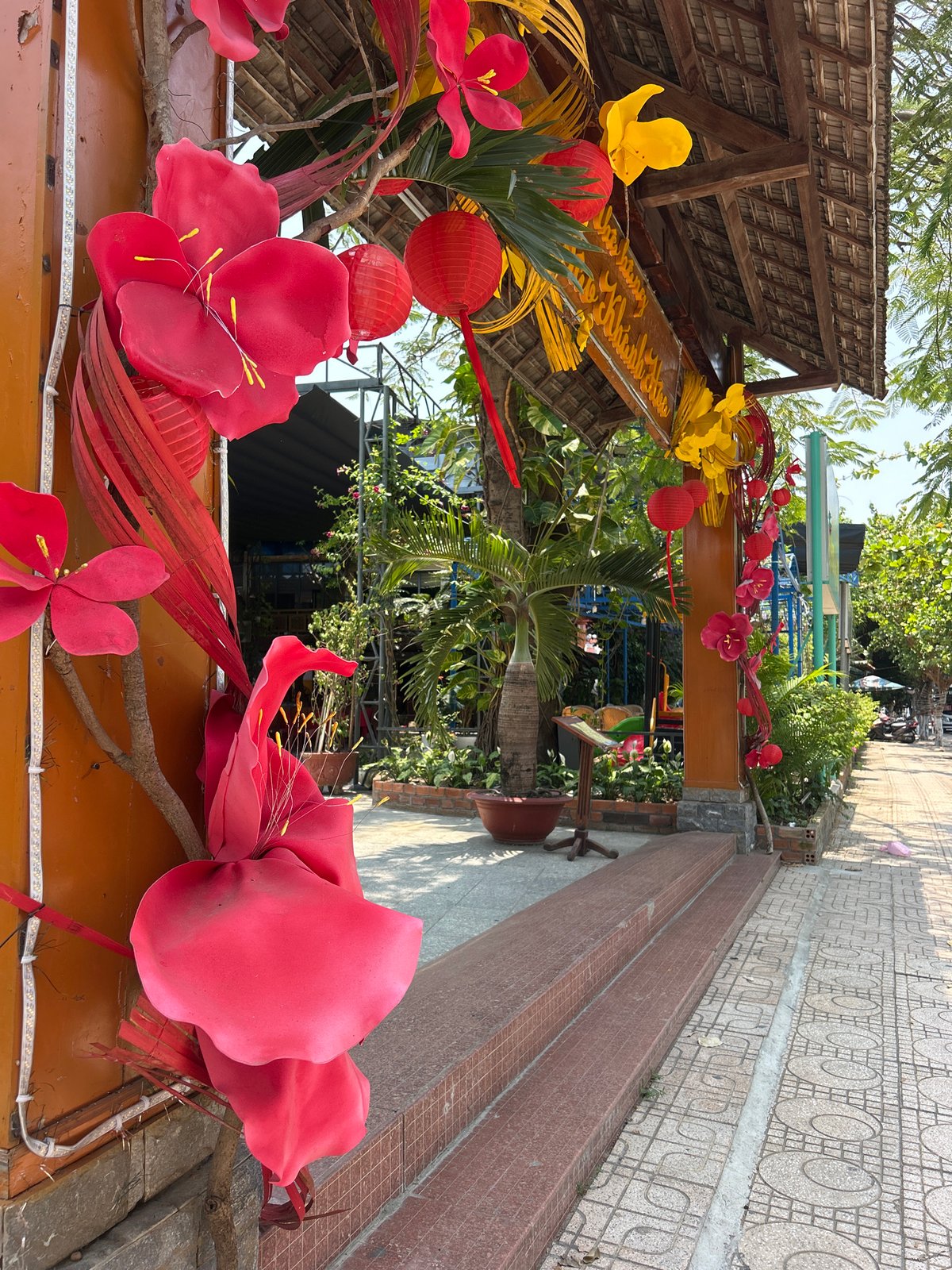 Early morning street scenes documented in Bắc Nha Trang