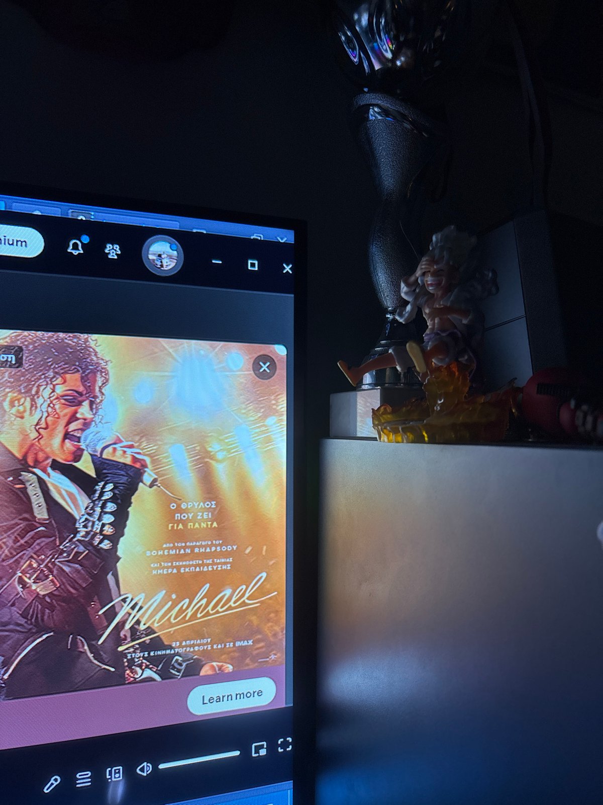 Computer user browses Michael Jackson ad, plays Justin Bieber music