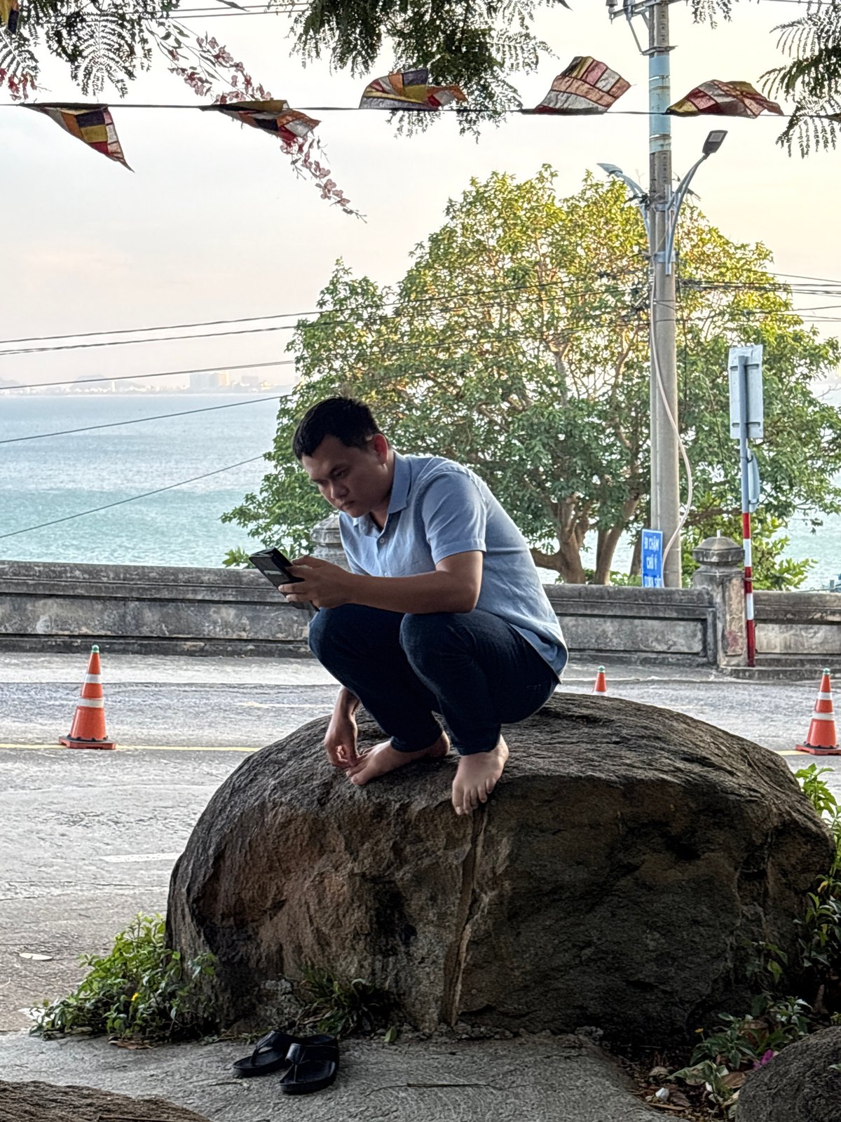 Casual morning activities observed along Đà Nẵng coastline