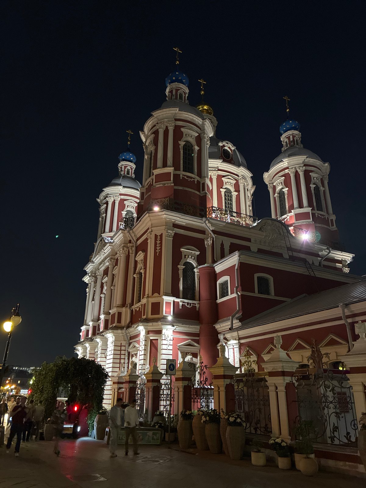 Evening stroll captures illuminated Moscow landmarks and street scenes