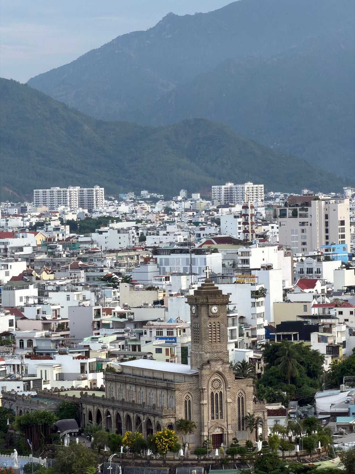 Morning life documented across Nha Trang's urban landscape