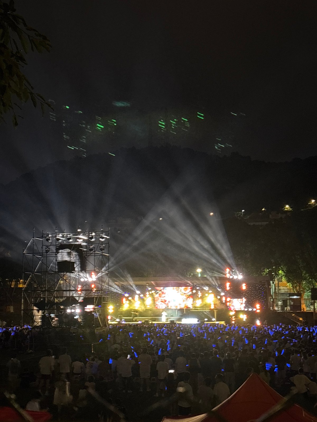 Nighttime Concert Draws Large Crowd in Chongqing's Nan'an District
