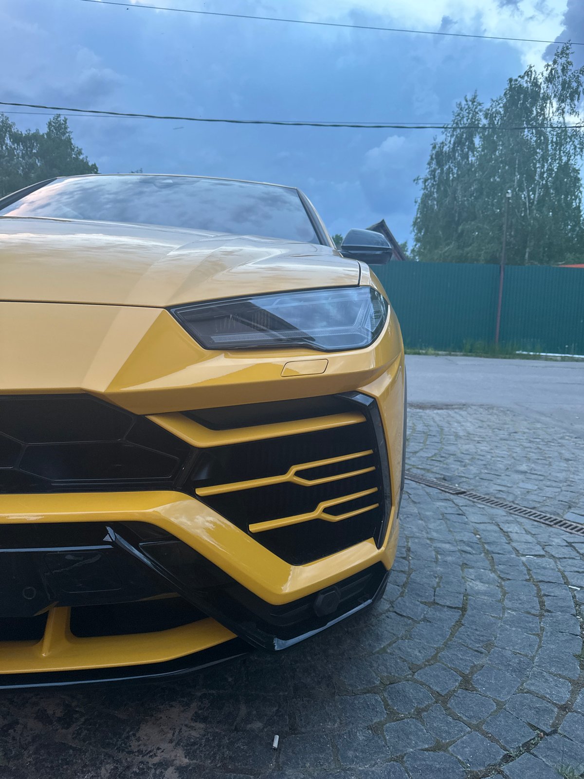 Luxury Lamborghini spotted at Russian restaurant during evening dining