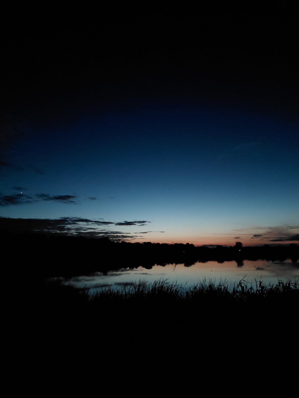 Twilight snacking session documented by water in Ustyvytsia, Ukraine