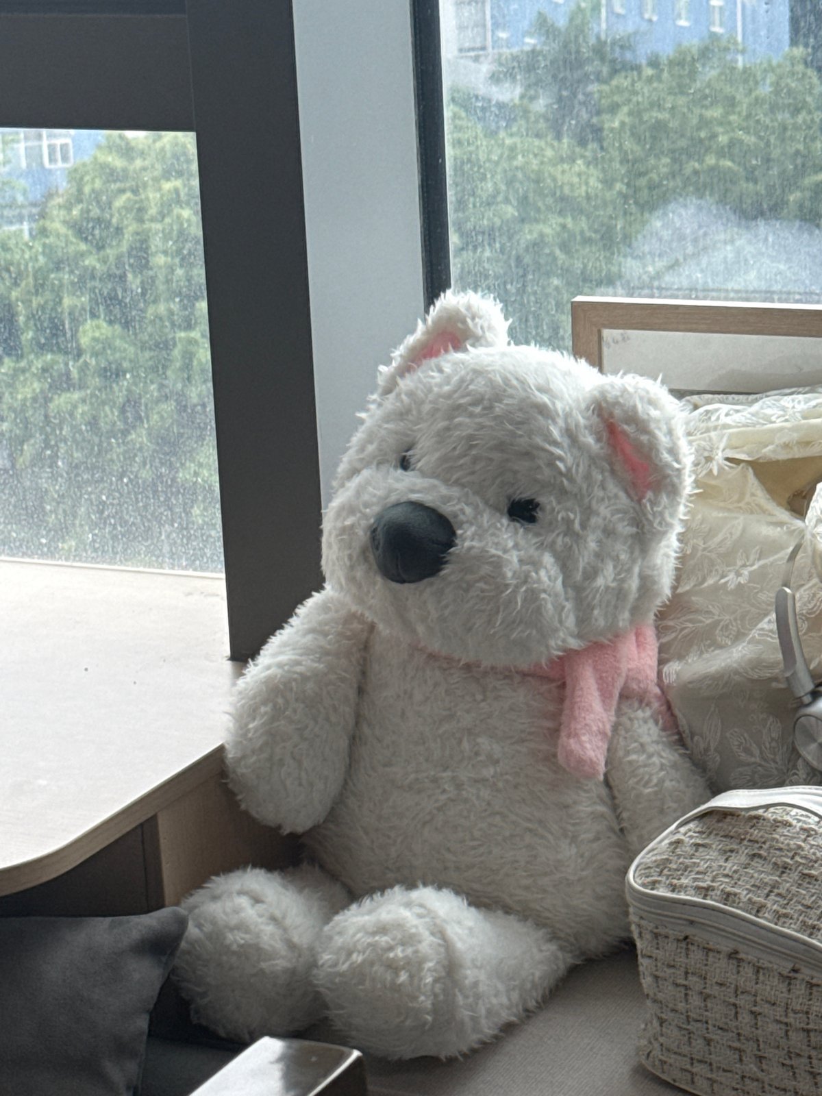 Rainy morning scenes captured across two Guangzhou districts