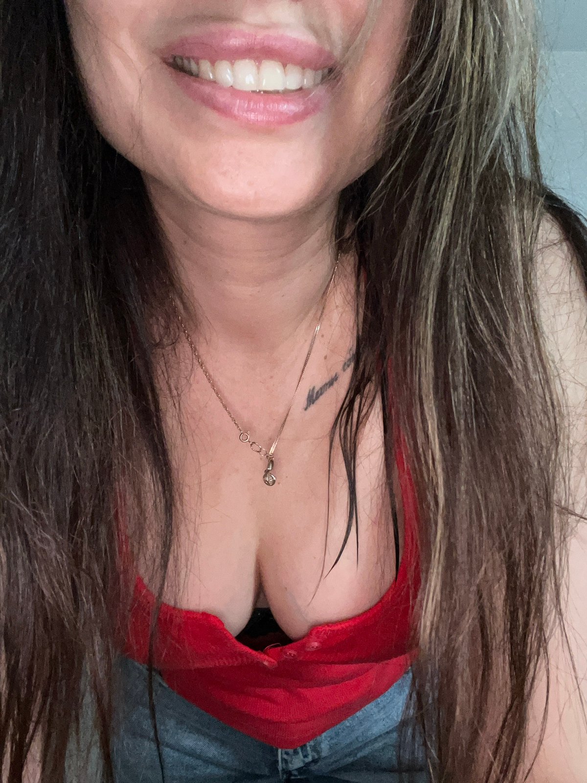Woman photographs herself from multiple angles during 32-minute session