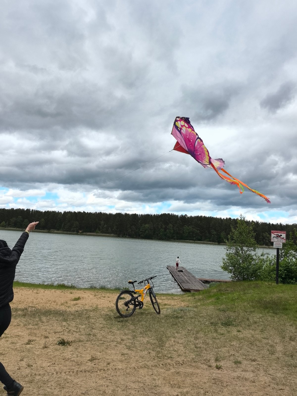 Lakeside kite flying and grilling observed in Парэчча, Belarus