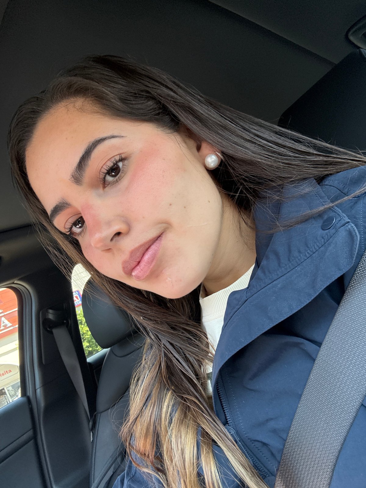Woman drives through Puebla cityscape with Android Auto interface