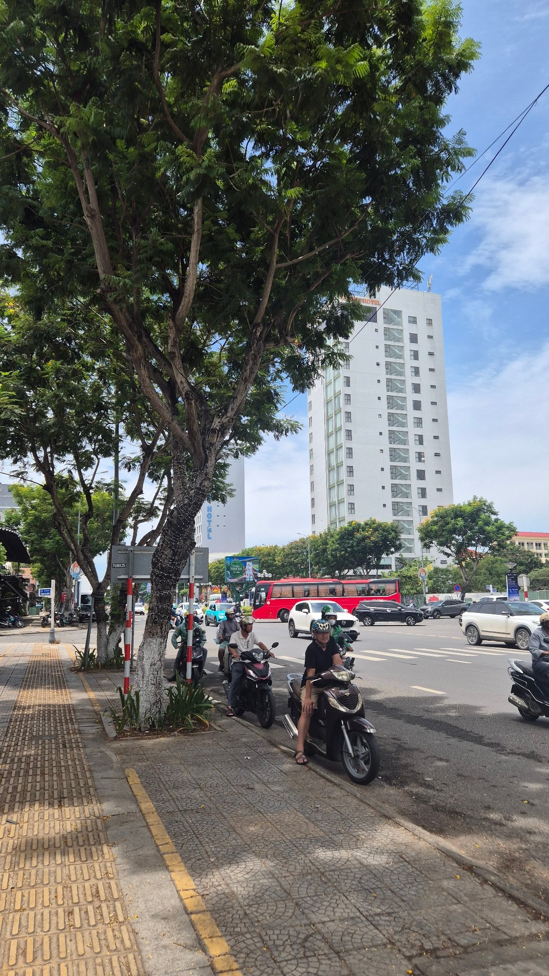Early morning documentation of Đà Nẵng streets and businesses