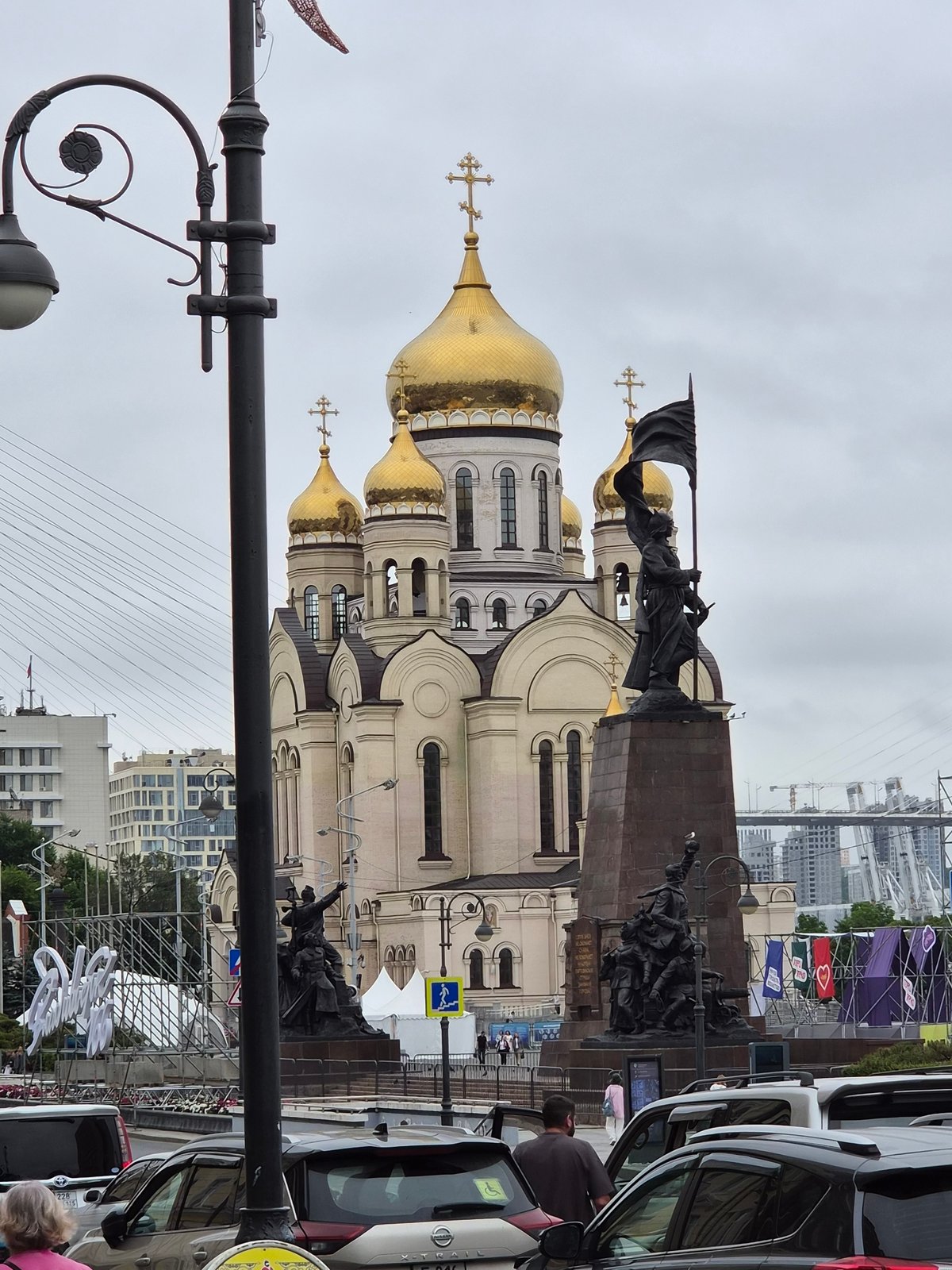 Svetlanskaya Street in full swing: flowers, traffic, and architecture