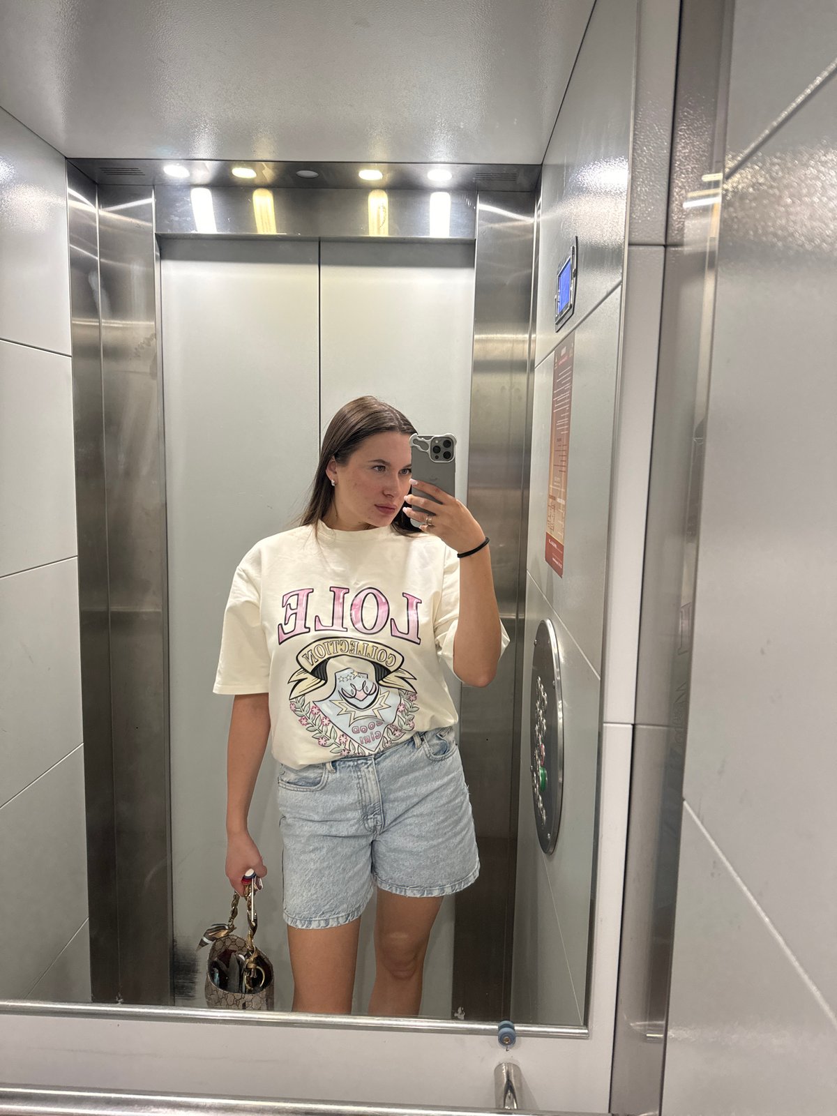 Woman takes selfies in elevator, bathroom near Moscow