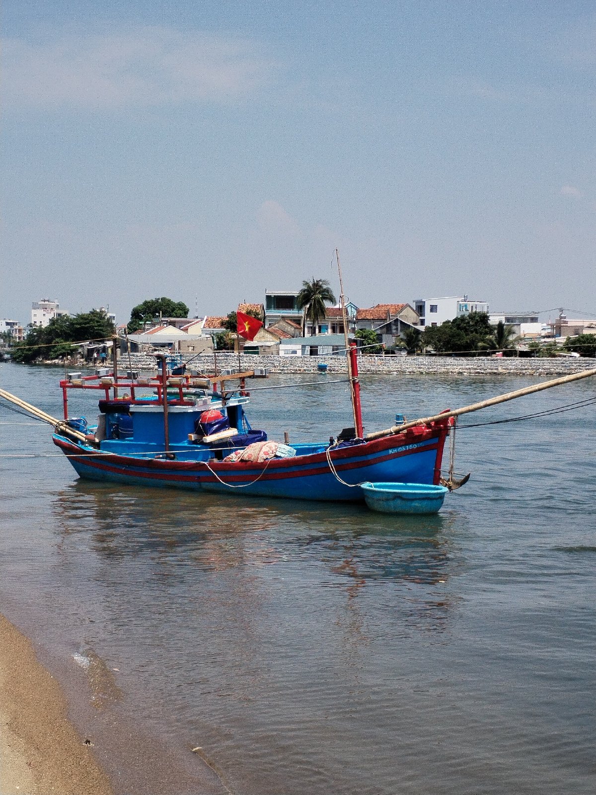 Dawn observations capture coastal life in Nha Trang Ward