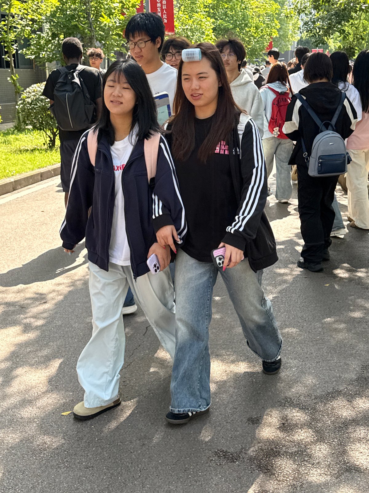 Young people gather in sunny outdoor spaces in Jiangjin
