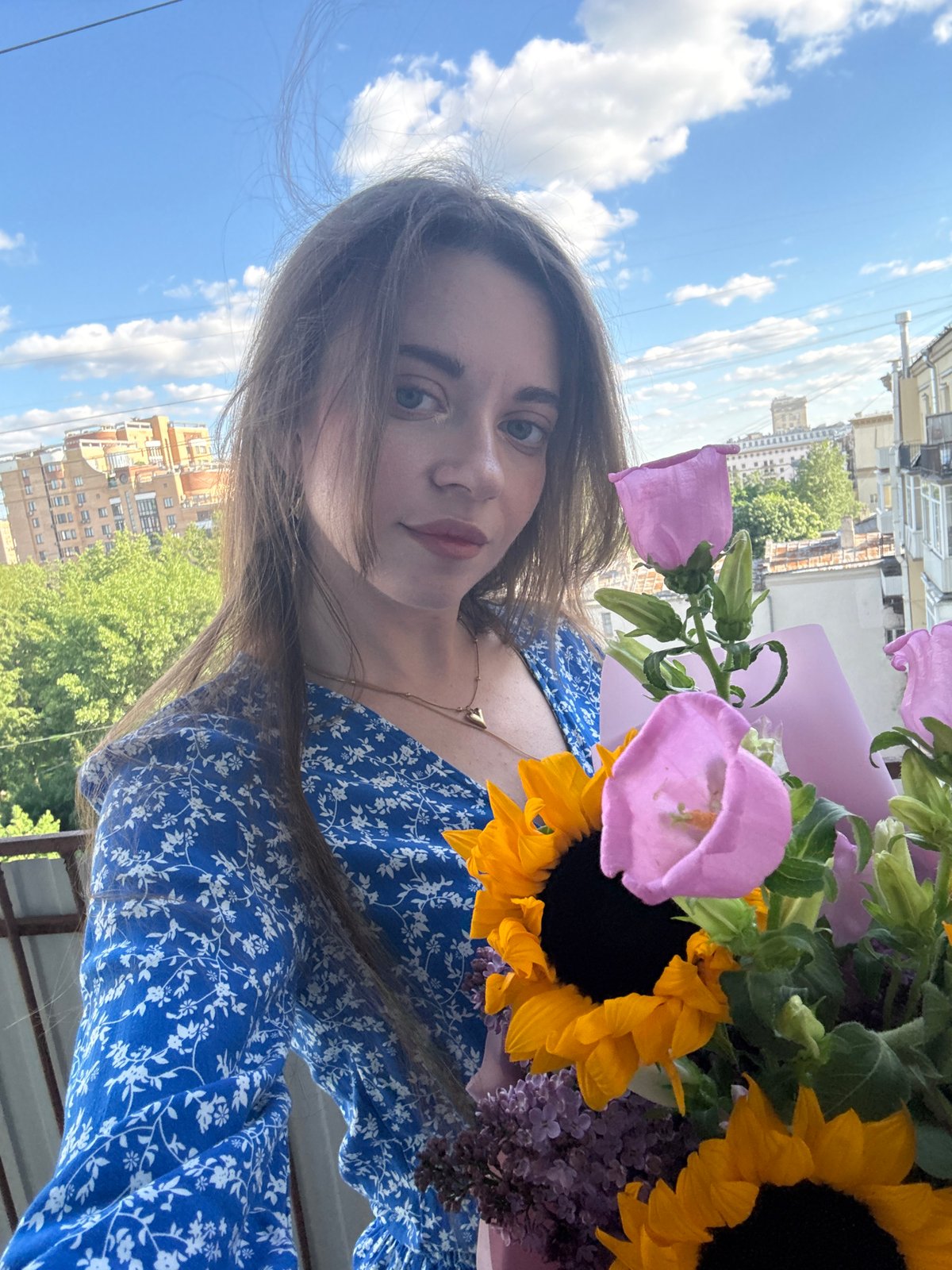 Woman takes flower bouquet selfie in Moscow