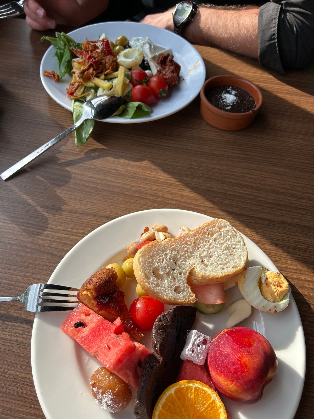 Morning moments captured in Esenler: breakfast and elevator selfie