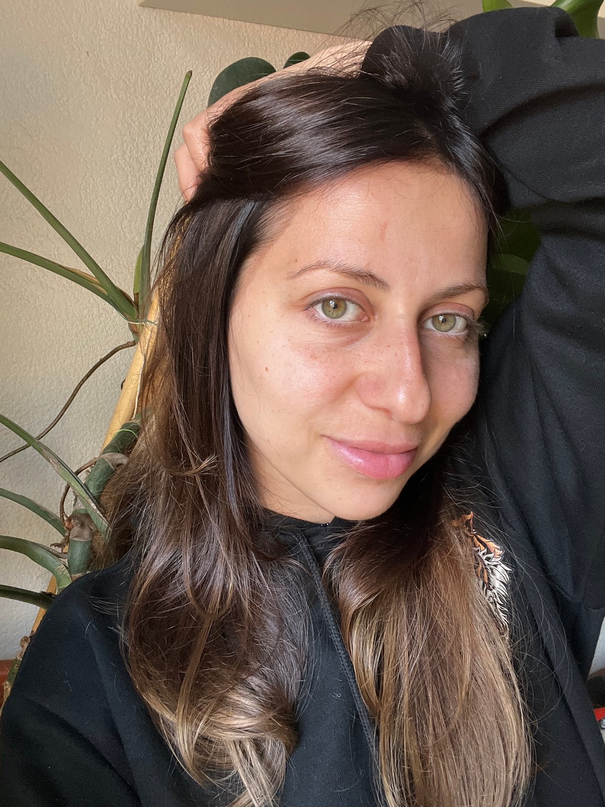 Woman photographed in portrait session in Barcelona