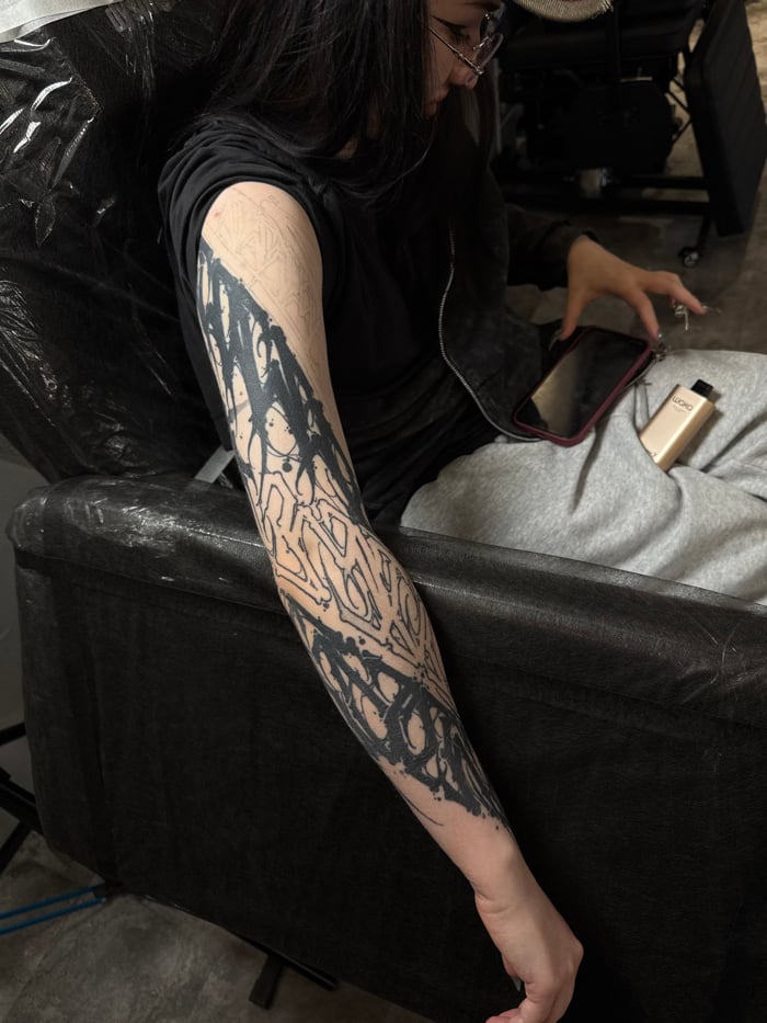 Moscow residents document afternoon activities across tattoo studios, billiards halls