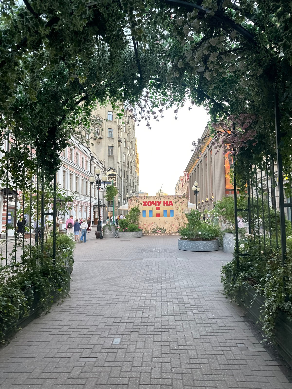 Moscow street art and pedestrian scenes documented over hour