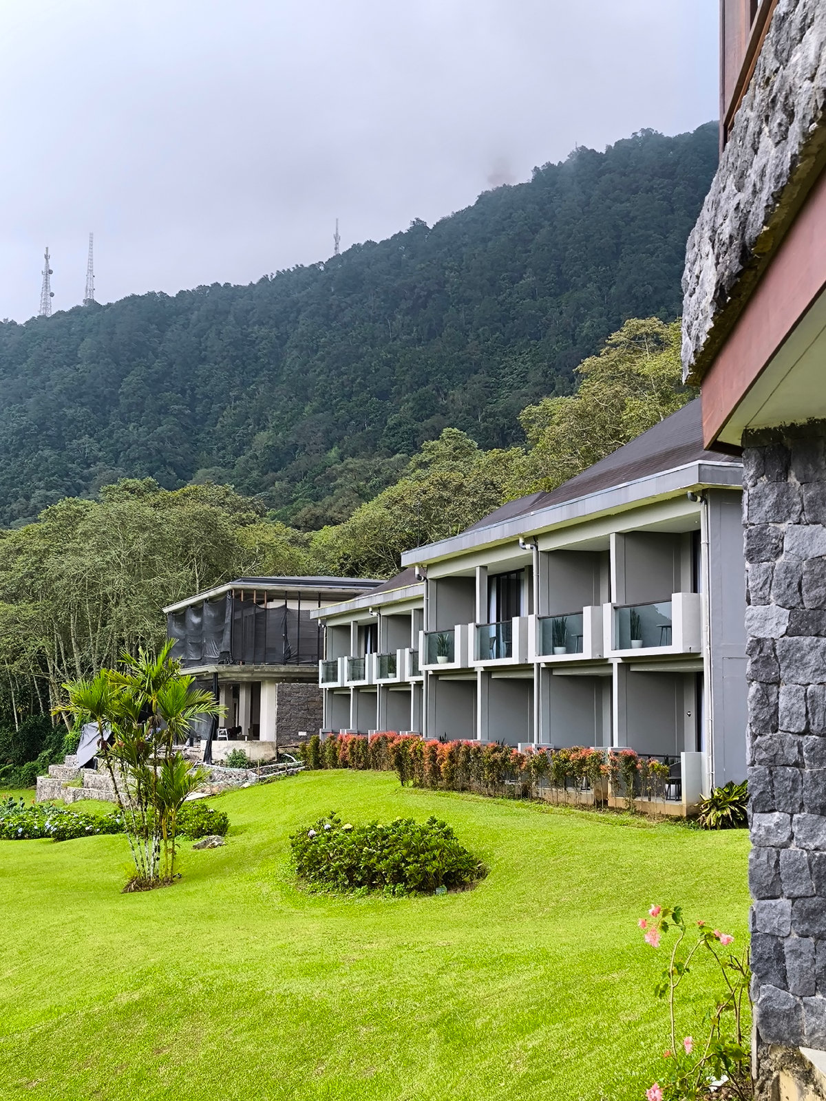 Tourist documents Indonesian resort facilities and golf venues