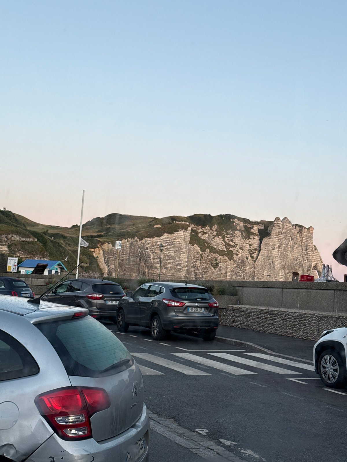 Early morning at Étretat's chalk cliffs with family in tow