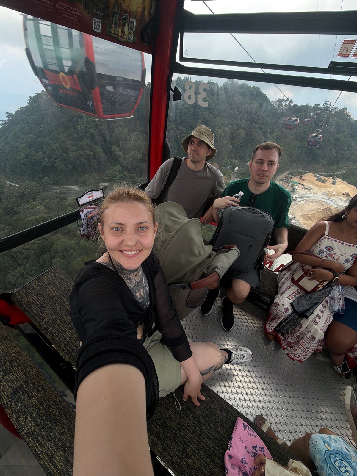 Tourist explores Đà Nẵng attractions during early morning visit