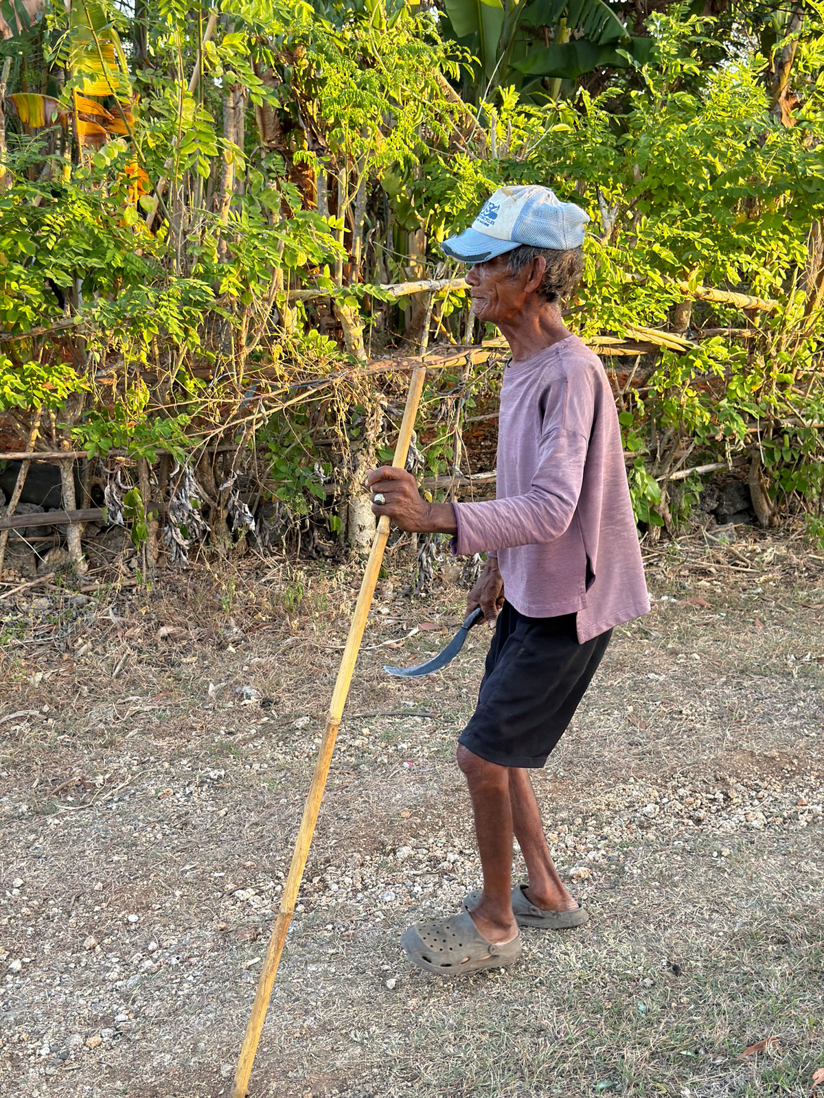 Everyday life in Kuta Selatan: chores, scooters, and papayas