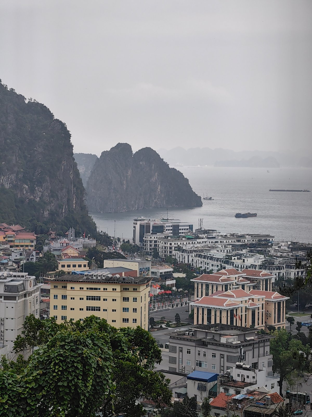 Tourist documents 42-minute tour of Hong Gai Ward, Vietnam