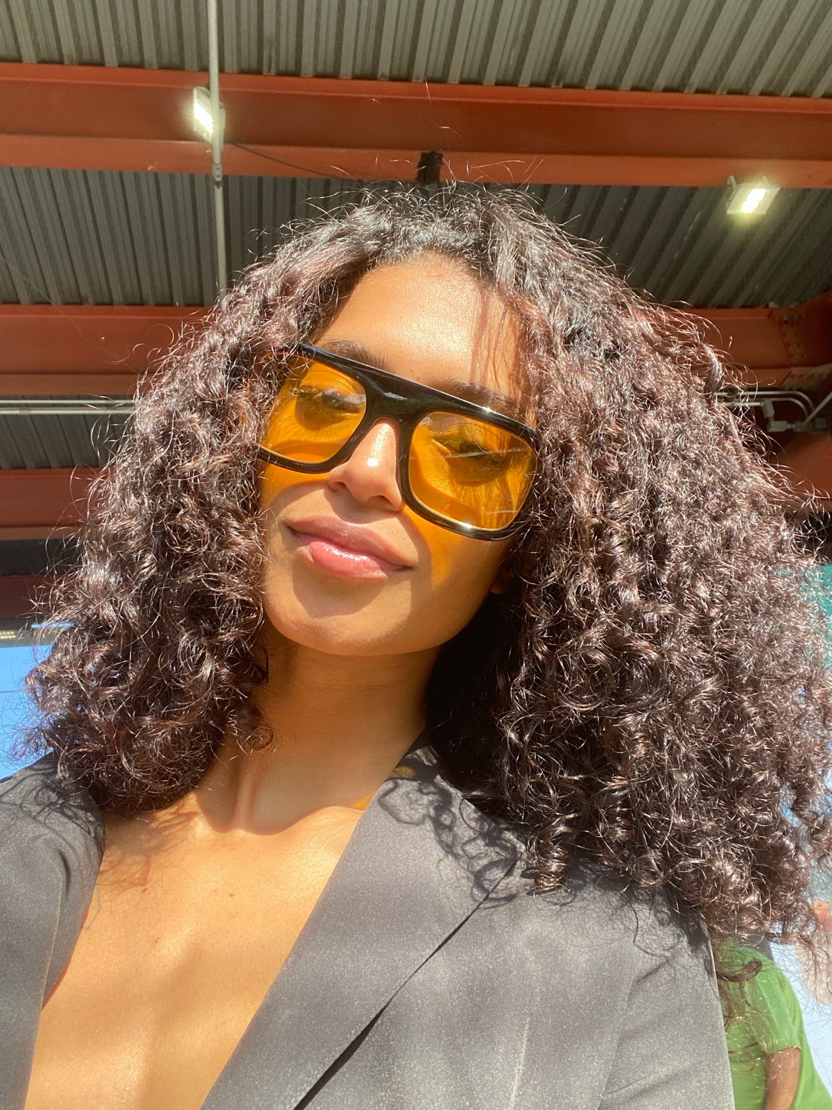 Woman photographed in sunlight, São Paulo