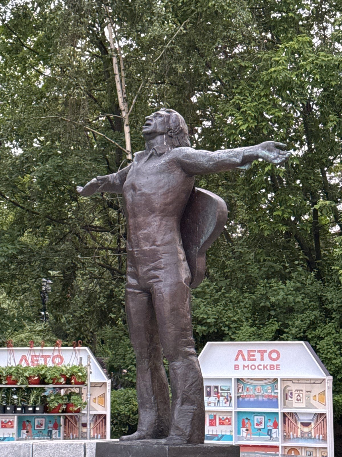 Moscow afternoon walk captures statues, churches, dining scenes