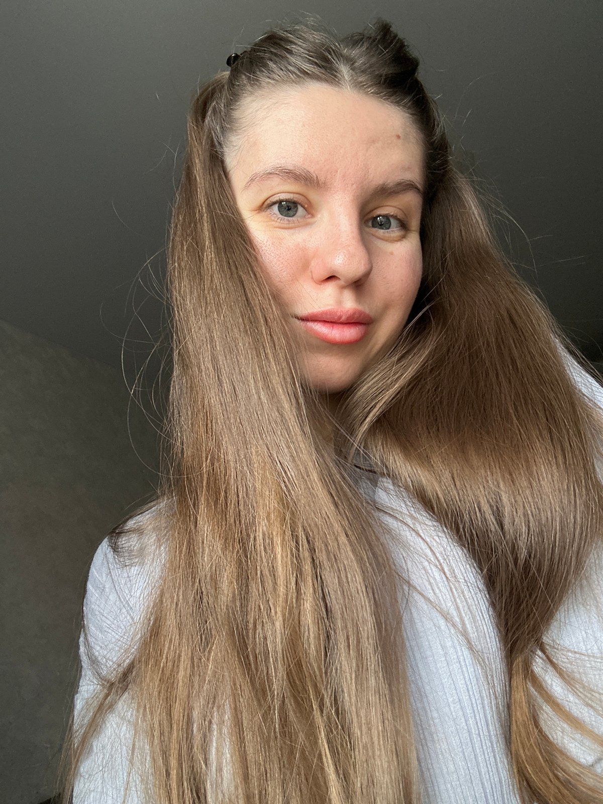 Woman documents morning routine with selfies and skincare in Russia