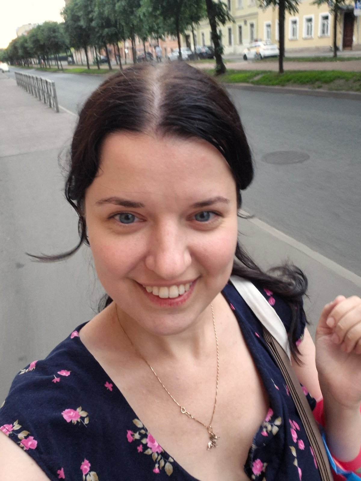 Selfie and street architecture in Saint Petersburg on a grey evening.