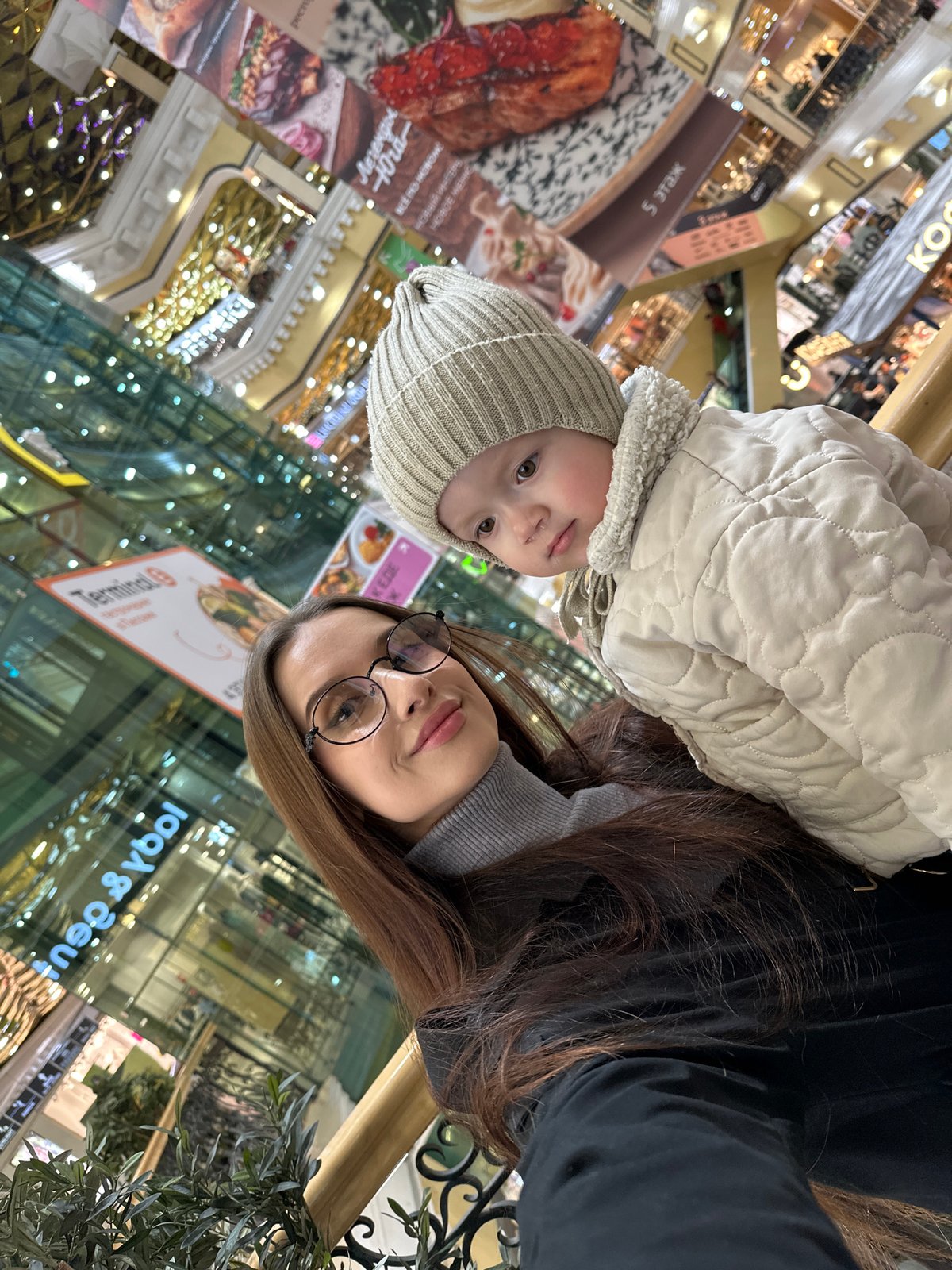 Morning shopping mall activity captured in Yekaterinburg