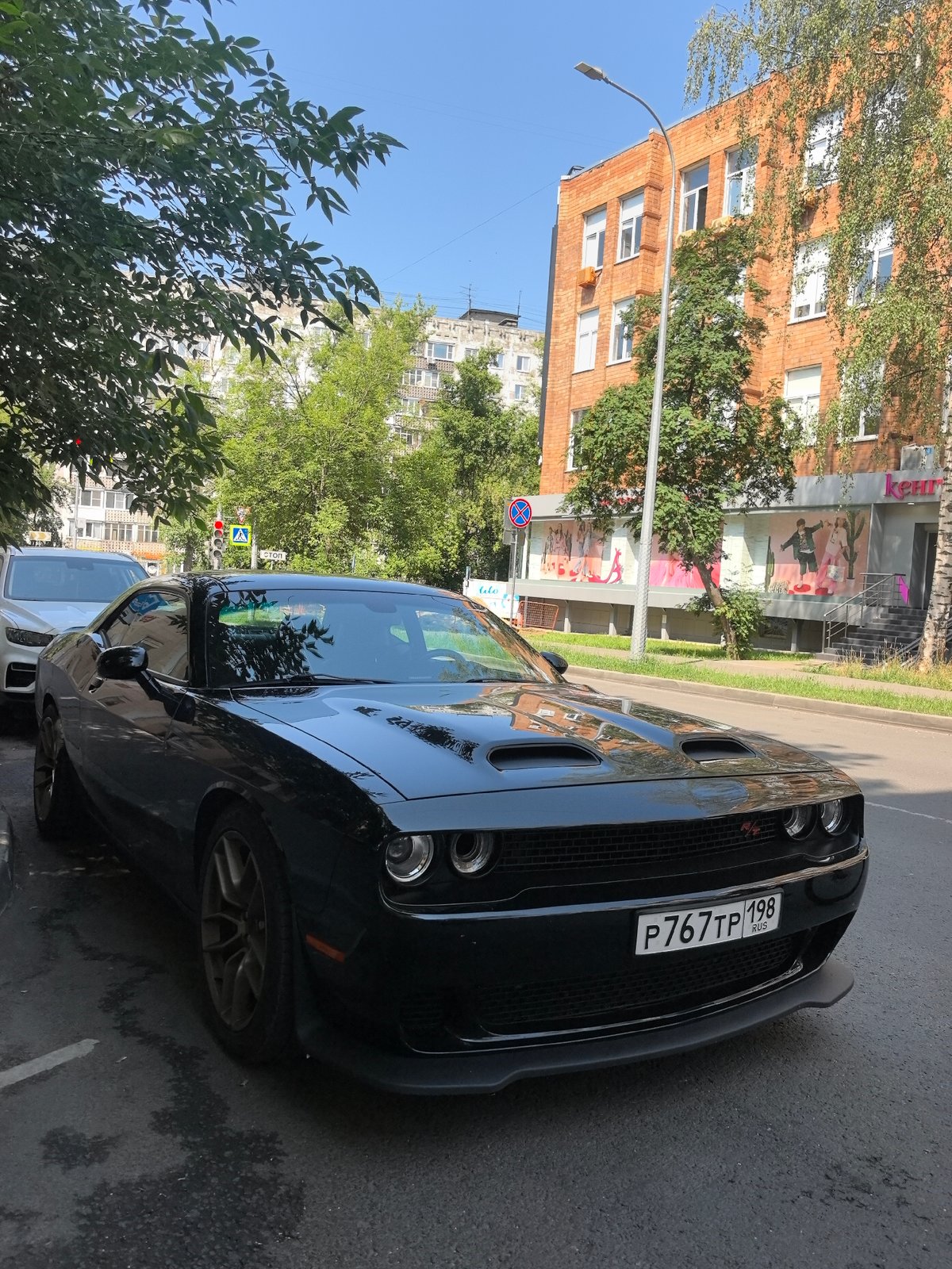 Street scene and selfies near parked Dodge Challenger in Nizhny Novgorod