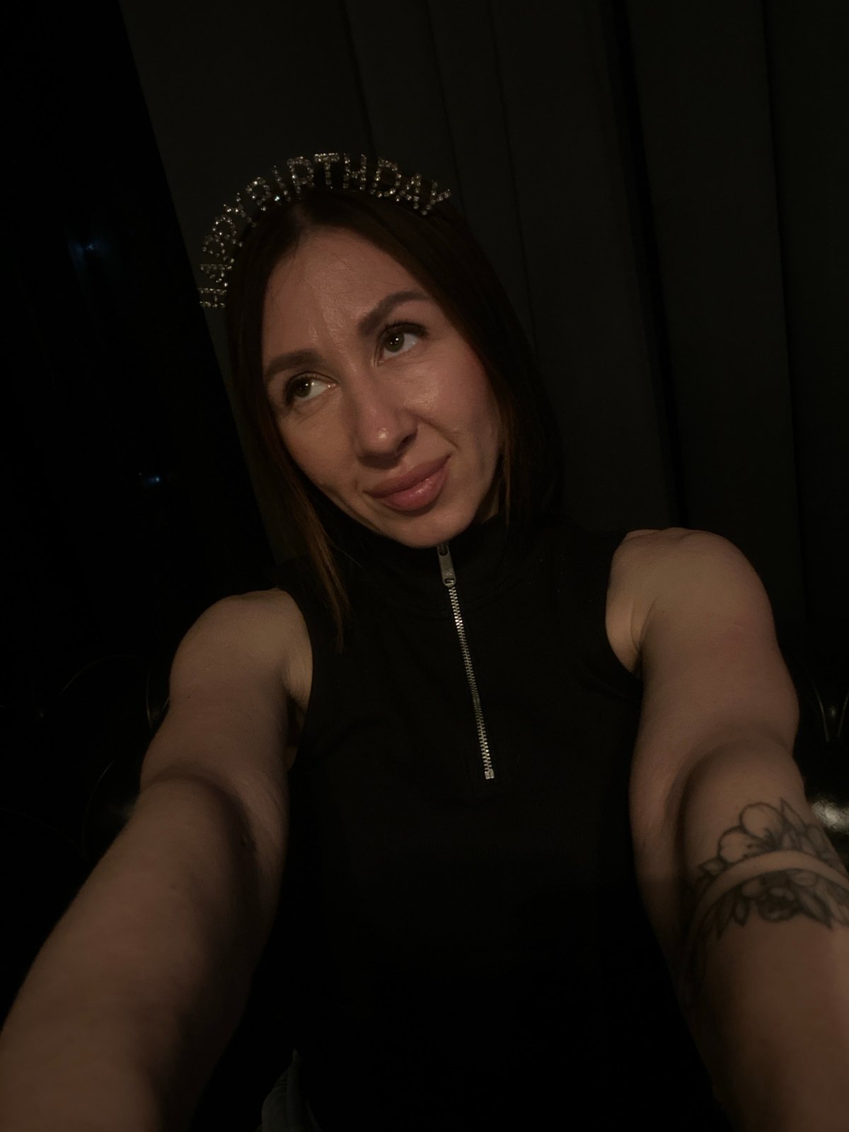 Woman celebrates birthday at Votkinsk bar with selfies