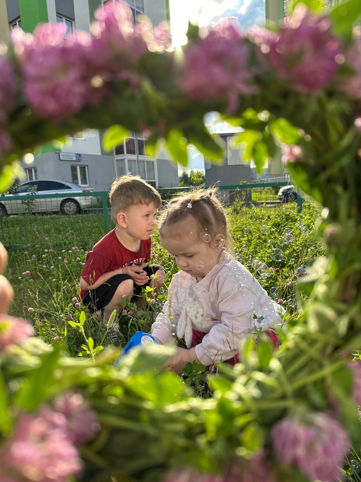 Kids, clover crowns, and sandbox play on a Yekaterinburg summer afternoon
