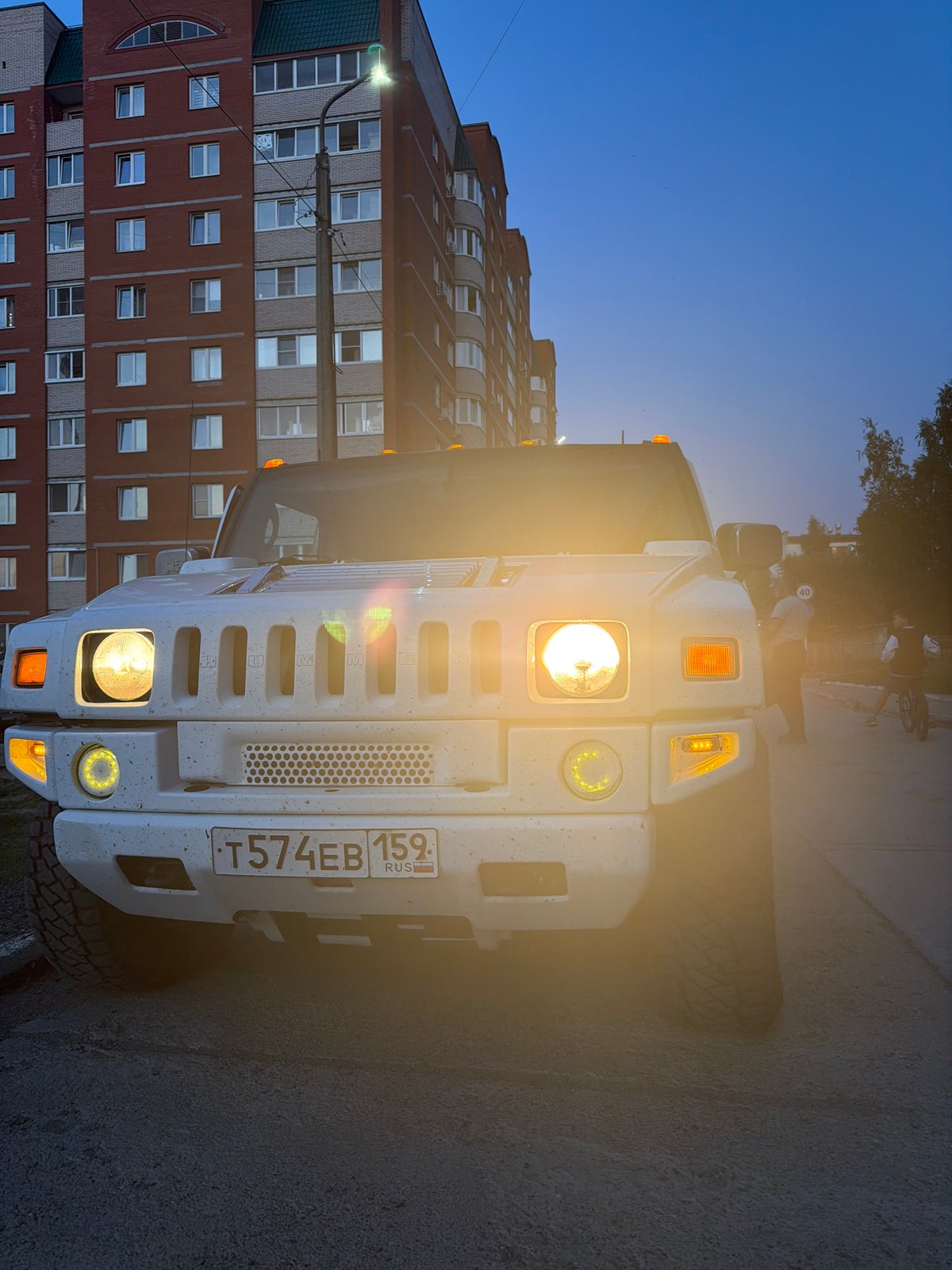White Hummer limousine attracts attention in Russian city