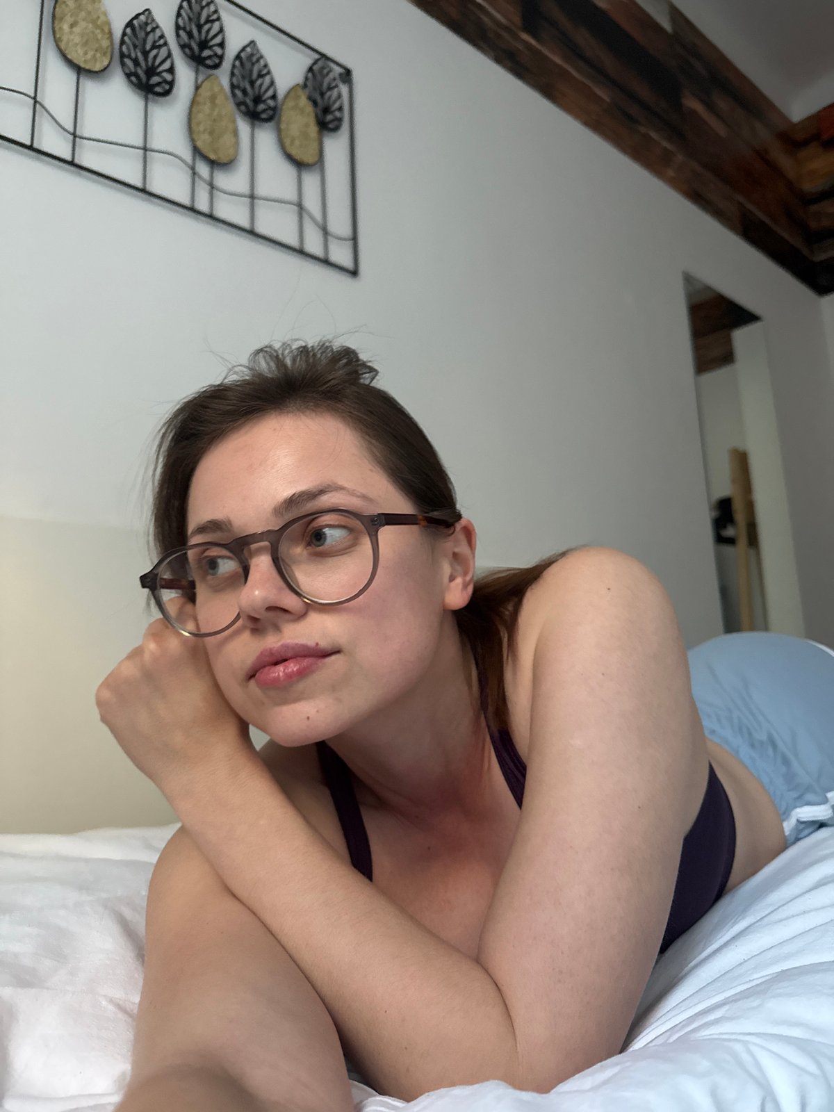 Woman photographs herself in Budapest apartment over two minutes