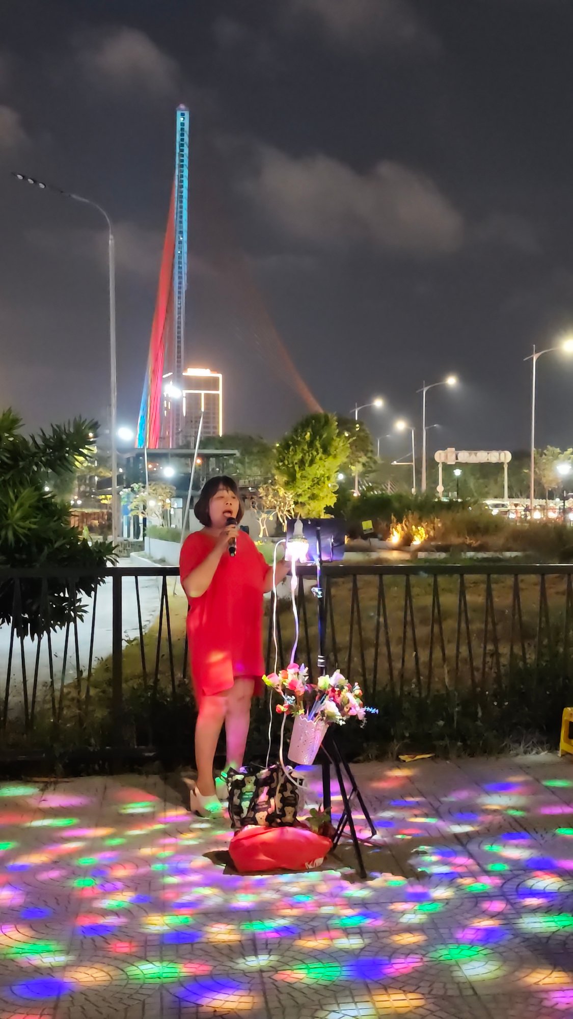 Nighttime street performances and gatherings documented across Đà Nẵng