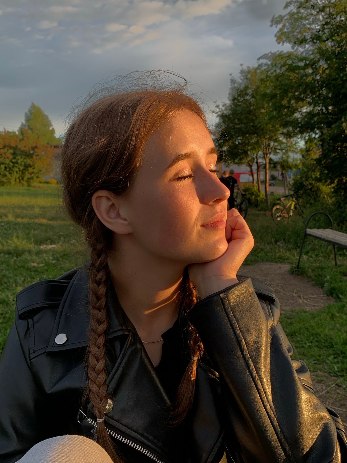 Friends hanging out in a park during golden hour, Фоки
