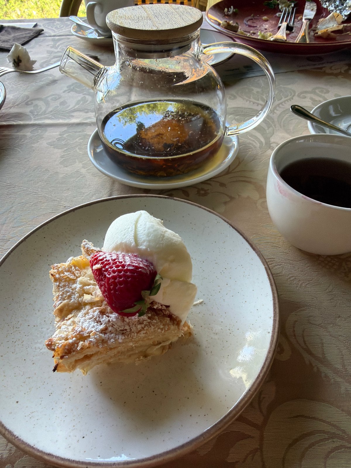 Leisurely restaurant meal documented in Svetlogorsk, Russia