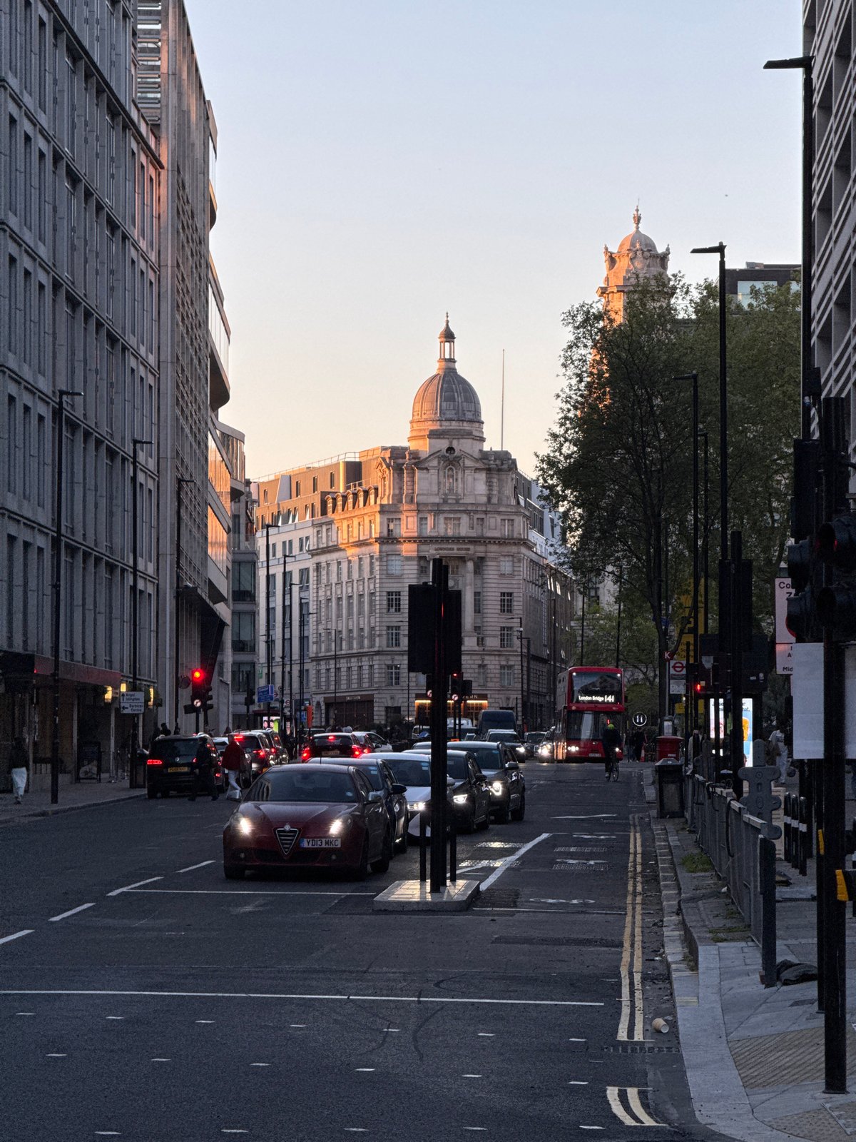 London street scene captures mixed architecture and traffic