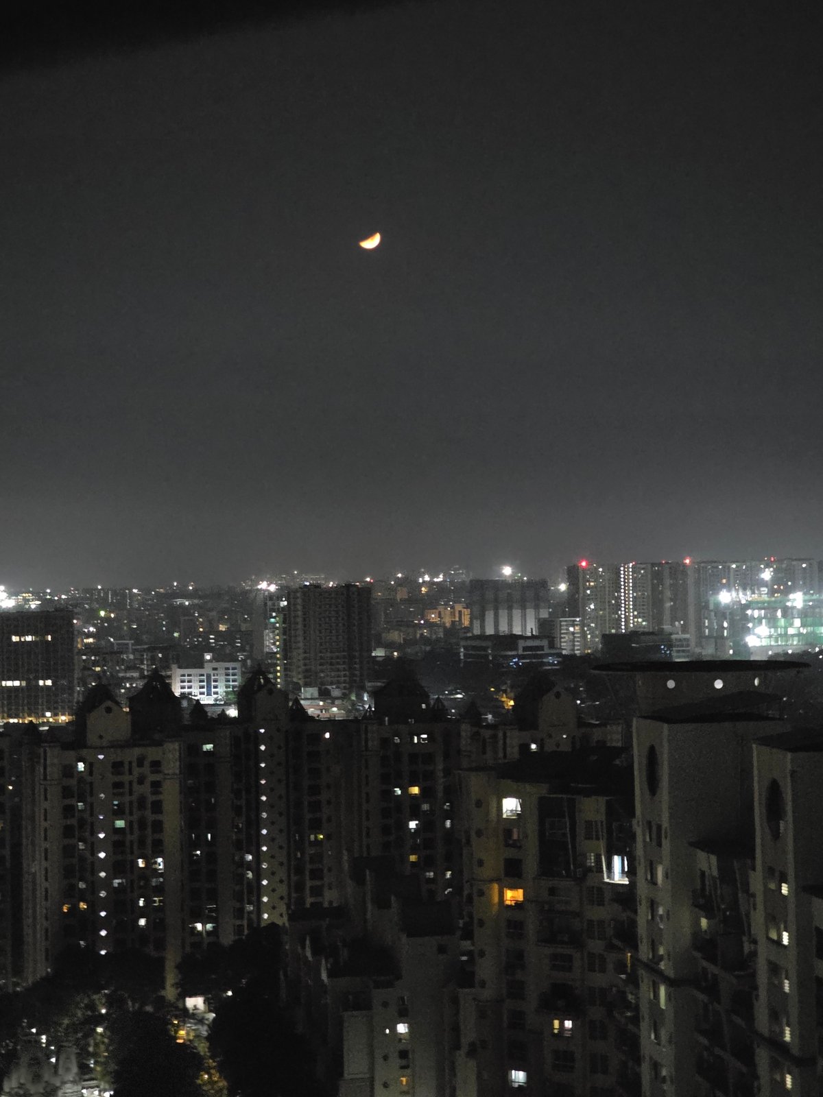 Mumbai resident captures night cityscape and crescent moon views