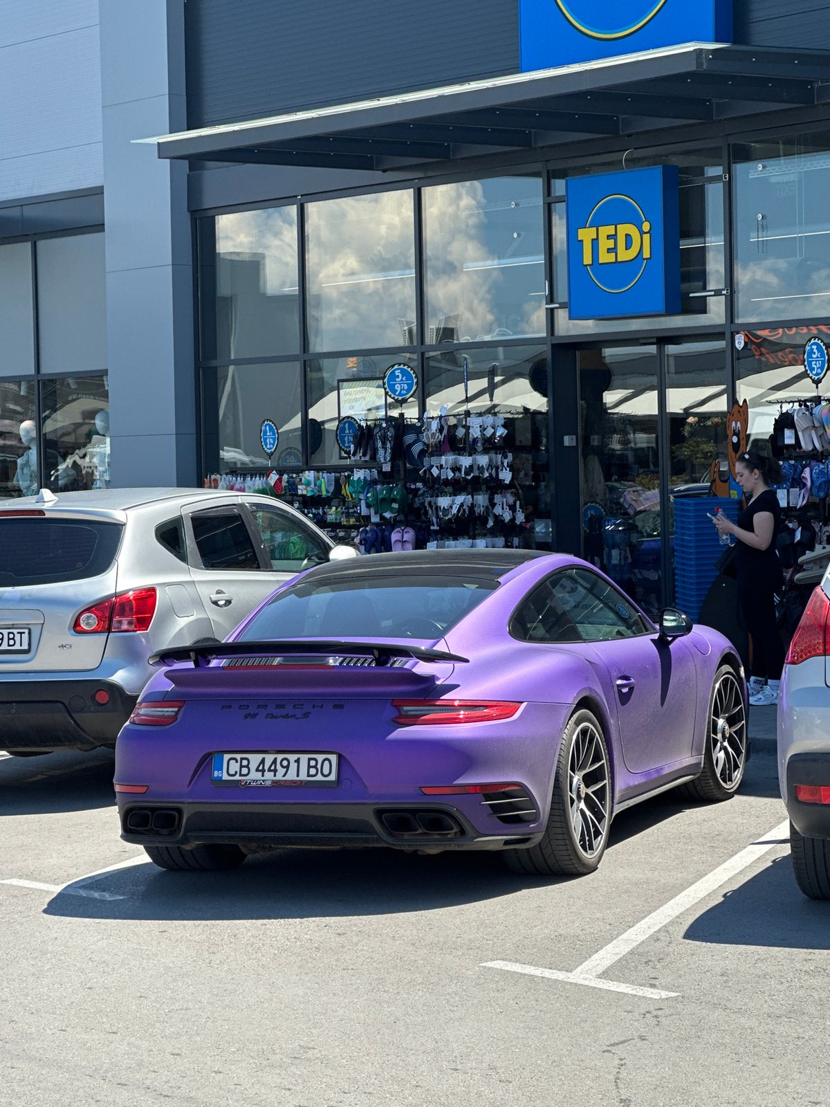 Purple Porsche, luxury cars spotted at Veliko Tarnovo retail locations